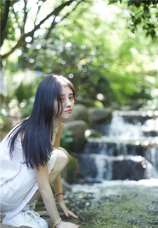 鞠婧祎白色吊带裙写真