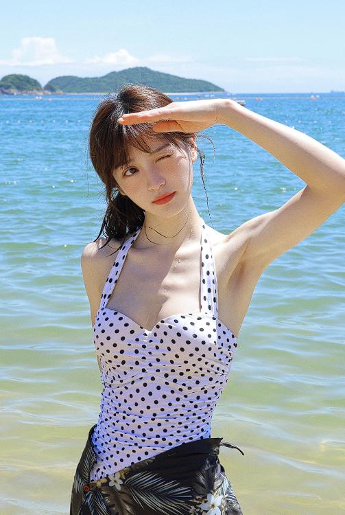 田曦薇海边泳装